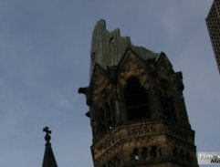 Anděl shlíží na město