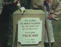 Záběr na náhrobek