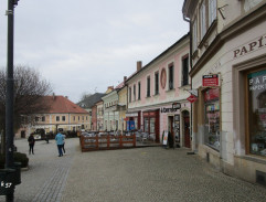 Ulice s krámky v pozadí