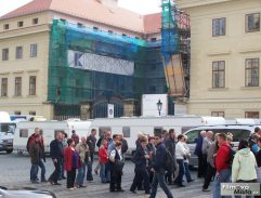 Před Palácem spravedlnosti