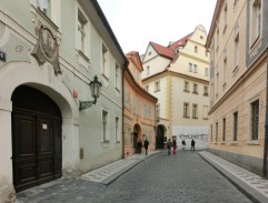 Před domem Artura Mazariniho