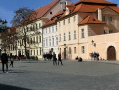 Před branami Paláce spravedlnosti