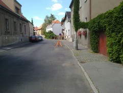 pri dome učiteľa Macháňa