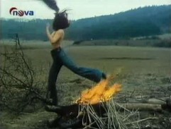 Andula u ohně odhazuje oblečení