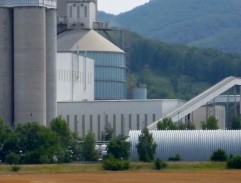 Monstrózní továrna u hranic