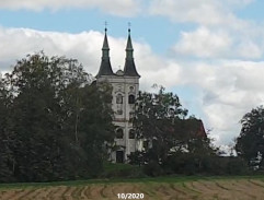 Příjezd do Telče s kostelíkem