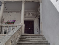 Vstup do zakletého zámku