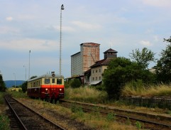 Vlak přijíždí na nádraží