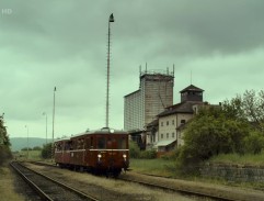 Vlak přijíždí na nádraží