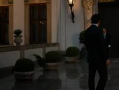 Ana přijíždí domů