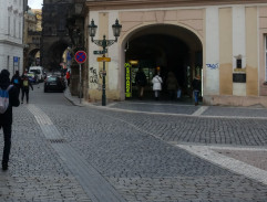 Pan Bergner málem porazí autem chodkyni