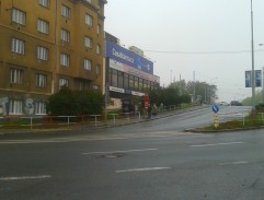 Před bydlištěm Helenky