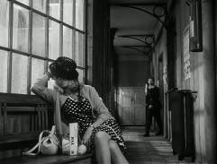 Na chodbě policejní stanice