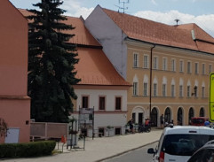 Zastávka autobusu v městečku