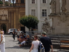 U sochy na náměstí