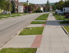 Ulice s kostelem v pozadí