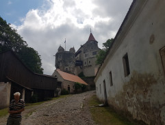 Princ přijíždí do cizího království