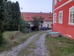 Slunce, seno a pár facek