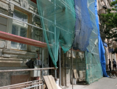 Před bydlištěm Jany a Tomáše