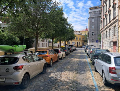 cesta pred Vikyným domom