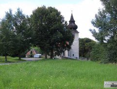 Veselka s kostelem v pozadí