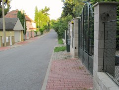 Ulice před hoteliérovou vilou