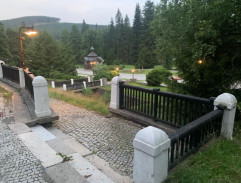 Před lázeňským hotelem