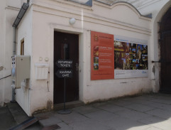 Před pokladnou kláštera