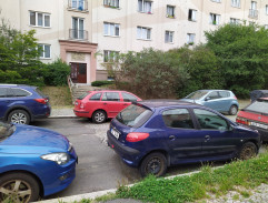 Před bydlištěm Pečenkových