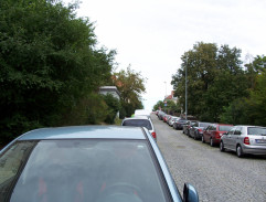 Příjezd k bydlišti Pečenkových