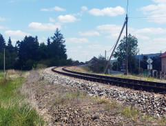 Vlak zastavuje před návěstidlem