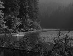 Bára se koupe v jezeře