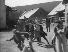 Splašení koně vjíždí do vsi