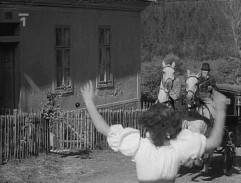 Splašení koně vjíždí do vesnice