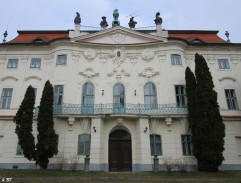 Hraběnka na balkóně zámku