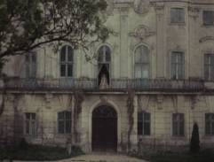 Hraběnka na balkóně zámku