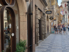 pred obchodom s keramikou