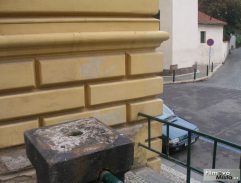 Schody, na kterých stojí Hana Vítová a pozoruje dění před domem.