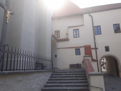 Zbrojnoši u vchodu do kostela