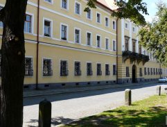 pred policajnou stanicou