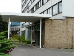 Před ředitelstvím závodu.