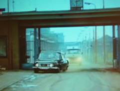 Průjezd sanity branou závodu