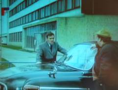 Před ředitelstvím závodu.