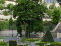 V zahradě s kašnou