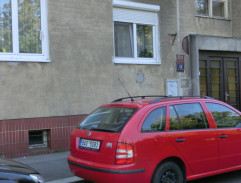 pred domom Veseckého