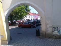 Neznámý muž pozoruje procházející dav