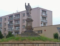 Průjezd kolem sochy