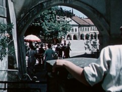 Neznámý muž pozoruje procházející dav