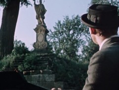 Průjezd kolem sochy