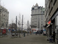 pri novinovom stánku